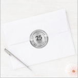 25. Hochzeitstag, schwarz und silber Runder Aufkleber<br><div class="desc">25. Hochzeitstag: Ein eleganter metallischer silberner Hintergrund mit anpassbarer schwarzer Typografie."</div>