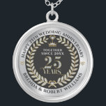 25. Hochzeitstag - Silbermedaille und Glitzer Versilberte Kette<br><div class="desc">Eleganter weißer Glitzer und Gold 25 Jahre Hochzeitstag mit metallisch silber und schwarz Hintergrund. Maßgeschneiderte Silber Hochzeitsvorlage.</div>