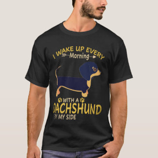 25 Ich wache jeden Morgen mit einem Dachshund an m T-Shirt