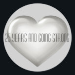 25 Jahre und ein starkes Jahr des Silberherzens Runder Aufkleber<br><div class="desc">Dieser runde Aufkleber weist ein silbernes Herz auf,  das gläserähnliches Aussehen hat und mit dem anpassbaren Satz "25 Jahre und stark werden" überlagert wird. Silber-Herzkleber sind perfekt für 25. Hochzeitstag rett-the-date,  Dankeschön Noten und Gastgeschenke. Der Aufkleber ist eine feierliche Ergänzung zu Weinflaschen,  Bonbons,  Geschenktaschen oder anderen Gastgeschenken.</div>