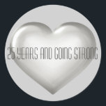 25 Jahre und ein starkes Jahr des Silberherzens Runder Aufkleber<br><div class="desc">Dieser runde Aufkleber weist ein silbernes Herz auf,  das gläserähnliches Aussehen hat und mit dem anpassbaren Satz "25 Jahre und stark werden" überlagert wird. Silber-Herzkleber sind perfekt für 25. Hochzeitstag rett-the-date,  Dankeschön Noten und Gastgeschenke. Der Aufkleber ist eine feierliche Ergänzung zu Weinflaschen,  Bonbons,  Geschenktaschen oder anderen Gastgeschenken.</div>