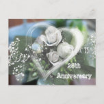 25. Jubiläum Einladung Postkarte<br><div class="desc">Ein schöner Haufen weißer Rosen,  ein blauer Vogel und ein weiches weißes Herz machen eine schöne 25-jährige Postkarteneinladung. Anpassbar mit eigenem Text. Sie können es auch für andere Jubiläen verwenden.</div>