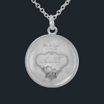 25. Silver Wedding Jubiläum Sterling Silberkette<br><div class="desc">Silber graue Calla Lily hält die silberne Halskette mit floralen Damast-Hintergrund für einen 25. Hochzeitstag. Elegantes silbernes Banner ist mit zwei Calla Lilies akzentuiert und hat Text Art Sprichwort 25. Jubiläum in verzierter Schrift. Der obere Text ist für Sie bereit,  um sich mit Namen und Jubiläumsdaten anzupassen.</div>