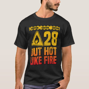 28. 28 Jahre aber heiß wie Feuer. Funny T-Shirt