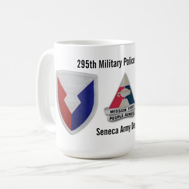295th Militärpolizei-Firmenseneca-Armee-Depot Kaffeetasse (Vorderseite Links)