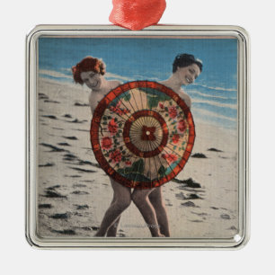 2 ein Sonnenbad nehmende Frauen u. asiatischer Silbernes Ornament