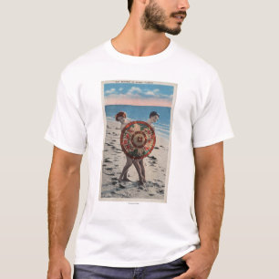 2 ein Sonnenbad nehmende Frauen u. asiatischer T-Shirt