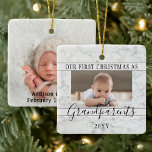 2 Foto 1. Weihnachten Großeltern Script Imitate Ma Keramikornament<br><div class="desc">Feiern Sie das wertvolle Geschenk Ihres neuesten Familienmitglieds mit einem stilvollen 2-Foto "Unser erstes Weihnachten als Großeltern" Imitat Marmor Keramik Ornament. Ein geschlechtsneutrales Design ist für einen neuen kleinen Jungen oder ein kleines Enkelkind geeignet. Alle Texte und Bilder auf dieser Vorlage sind einfach zu personalisieren. (IMAGE PLACEMENT TIP: Eine einfache...</div>