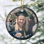 2 Foto Abschluss Elegante Einfache Anbindung an di Keramik Ornament<br><div class="desc">Erinnern Sie sich an den Erfolg des Absolventen mit einem eleganten Brauch zwei Foto rund Abschluss Weihnachtsschmuck. Bilder und Text sind einfach zu verändern und können auf Vorder- und Rückseite unterschiedlich sein. (IMAGE & TEXT DESIGN TIPS: 1) Um die Position der Formulierung anzupassen, fügen Sie Leerzeichen am Anfang oder Ende....</div>