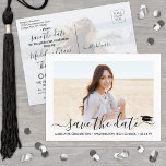 2 Foto Abschluss Modernes Skript Save the Date Ankündigungspostkarte<br><div class="desc">Erzählen Sie die freudige Neuigkeit Ihrer bevorstehenden Abschlussfeier sowie 2 Bilder mit diesen einfachen, modernen, minimalistischen Save the Date Postkarteneinladungen. Alle Fotos und Texte sind einfach zu verändern, um den Namen des Absolventen, das Schuljahr, die Schule und andere Veranstaltungsdetails einzuschließen. (IMAGE PLACEMENT TIP: Eine einfache Möglichkeit, ein Foto genau so...</div>