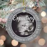 2 Foto Baby Ultraschall Neue Eltern Imitate Grau W Keramik Ornament<br><div class="desc">Feiern Sie das wertvolle Geschenk Ihres neuesten Familienmitglieds mit einem stilvollen Zwei-Foto-Rundschmuck in der Keramik. Ein geschlechtsneutrales Design ist für einen neuen kleinen Jungen oder ein neues Mädchen geeignet. Aufnahme und Bilder auf dieser Vorlage sind einfach zu personalisieren, und können auf Vorder- und Rückseite unterschiedlich oder gleich sein. (IMAGE &...</div>