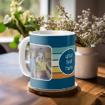 2 Foto Collage - Retrostreifen blau Regenbogen Kaffeetasse<br><div class="desc">Verwenden Sie zwei quadratische Fotos,  um ein einzigartiges und persönliches Geschenk zu kreieren. Das Zentrum enthält einen Bereich,  in dem Sie Ihren eigenen Text hinzufügen können - Bester Opa Ever - oder was auch immer Sie gewollt haben!</div>