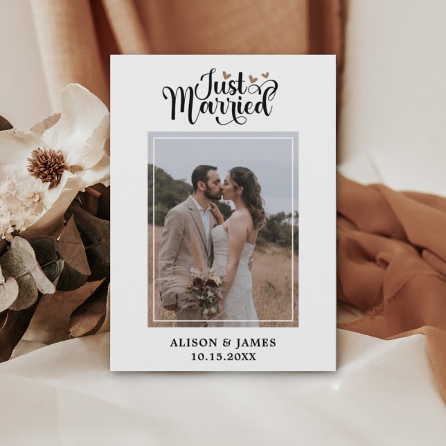 2 Foto Just Married Modern Script Heart Wedding Ankündigung (Von Creator hochgeladen)