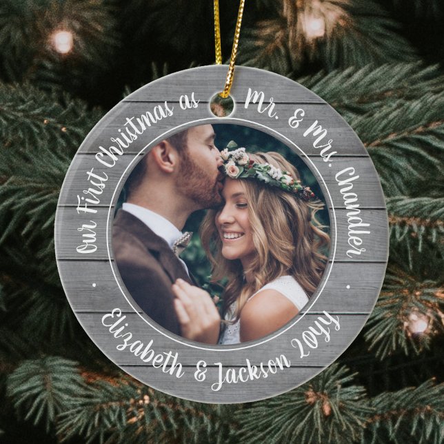 2 Foto Mr. & Mrs. 1. Christmas Gray Imitate Wood Keramik Ornament (Von Creator hochgeladen)