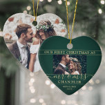 2 Foto Mr & Mrs. 1. Christmas Green & Gold Heart Keramik Ornament<br><div class="desc">Feiern Sie einen fröhlichen 1. Urlaub als verheiratetes Paar mit einem maßgeschneiderten 2-Foto "Unser erstes Weihnachtsfest als Mr. & Mrs." herzförmige Keramik Ornament. Alle Texte und Bilder auf dieser Vorlage sind einfach zu personalisieren. (IMAGE PLACEMENT TIP: Eine einfache Möglichkeit, ein Foto genau so zu zentrieren, wie Sie es gewollt haben,...</div>