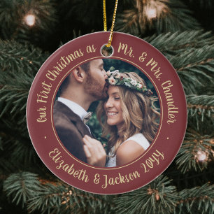 2 Foto Mr & Mrs. 1. Weihnachtsskript Burgund Keramik Ornament