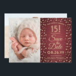 2 Foto Quinceanera Elegantes Burgund Gold Glitzer Save The Date<br><div class="desc">Die Zeit fliegt! Mit dieser stilvollen 2-Foto-Bordeaux und Gold 3.5"x5"-Save the Date Einladung laden Sie Familie und Freunde zu einem eleganten Quinceañera-Fest ein. (IMAGE PLACEMENT TIP: Eine einfache Möglichkeit, ein Foto genau so zu zentrieren, wie Sie es gewollt haben, ist es, es einzuschneiden, bevor Sie es auf die Zazzle-Website hochladen.)...</div>