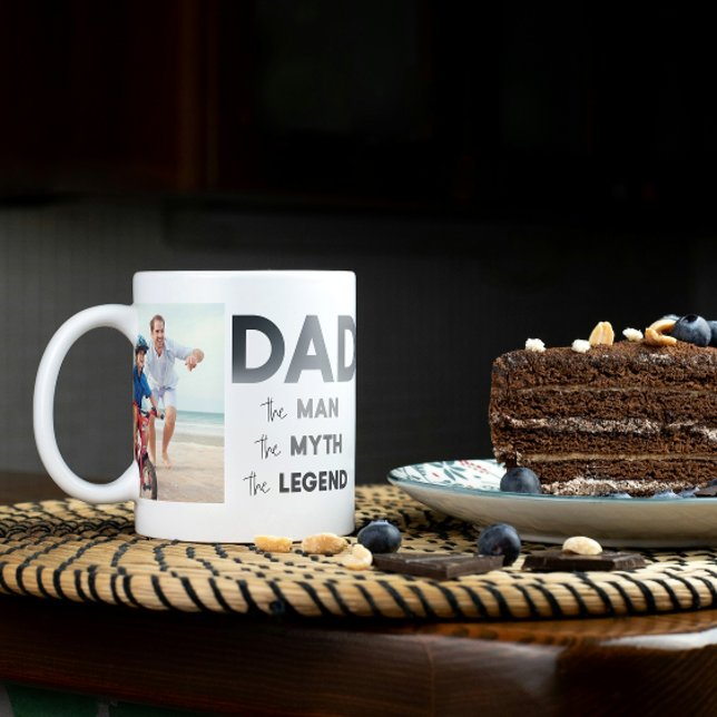 2 Foto VATER The Man Myth Legend Moderne Typografi Kaffeetasse (Easily personalize this DAD the man, myth legend mug with your photos for a unique Father's Day gift)