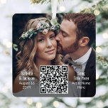 2 Foto Wedding Song ∙ Newlyweds Playlist QR Code Ornament Aus Metall<br><div class="desc">Feiern Sie einen fröhlichen 1. Urlaub als Neuvermählte mit einem eleganten, interaktiven QR-Code quadratischen Weihnachtsschmuck. Bilder und alle Formulierungen auf dieser Vorlage sind einfach zu personalisieren, und können auf Vorder- und Rückseite unterschiedlich oder gleich sein. (IMAGE PLACEMENT TIP: Eine einfache Möglichkeit, ein Foto genau so zu zentrieren, wie Sie es...</div>