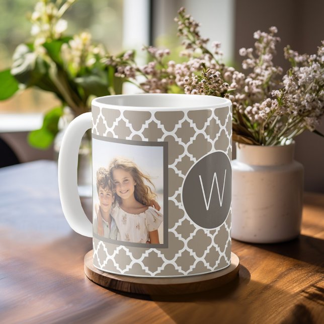 2 FotoCollage - Taupe Quatrefolie und Monogramm Tasse (Mug template with 2 photos and a Monogram)