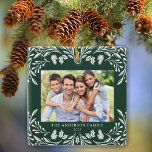 2 Fotos Familie Winter Grün Weihnachten Keramikornament<br><div class="desc">Dieses dunkelgrüne viereckige Weihnachtsschmuck zeichnet sich durch eine elegante,  weiße Wintergrün-Abbildung aus,  die das horizontale Foto umrahmt. Das Design bietet Platz für 2 Bilder,  eines auf der Vorderseite und eines auf der Rückseite. Dieses schöne Sake-Ornament mit Ihrem Familiennamen und dem Jahr.</div>