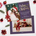 2 Fotos glauben an die Weihnachtsmagie Folien Feiertagskarte<br><div class="desc">Moderne Urlaubskarte mit einem Ihrer Lieblingssendungen der Weihnachtsfamilie auf dem verlassen, ergänzt durch einen echten Goldfolienrahmen und eine Formulierung, die "Glaube an die Magie der Weihnachtszeit" auf der rechten Seite über einen eleganten violetten Hintergrund, anpassbar mit Ihrer eigenen Begrüßungsbotschaft. Sie können ein weiteres Bild auf der Rückseite der Karte hochladen....</div>