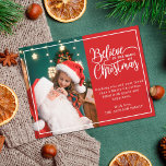 2 Fotos in der Familie Rotglauben an Weihnachtsmag Feiertagspostkarte<br><div class="desc">Moderne Feiertage mit einer Postkarte, die eines Ihrer Lieblingssportraits der Weihnachtsfamilie auf dem verlassen enthält, ergänzt durch einen echten Goldfolienrahmen und eine Formulierung, die auf der rechten Seite "Glaube an die Magie der Weihnachtszeit" auf einem klassischen festlichen roten Hintergrund steht, die mit deiner eigenen Begrüßungsbotschaft individuell gestaltet werden kann. Die...</div>