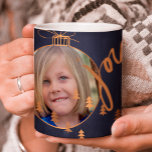 2 FOTOS Weihnachtsbaumdekoration Joy Navy Kaffeetasse<br><div class="desc">Moderne marineblaue Chalkboard-Tasse mit 2 individuellen Fotos in zwei Weihnachtsbaumschmuck,  Metallkiefernbäumen und "joy" schicke Kalligraphie-Schrift.             Persönlich mit Ihren Bildern und Ihrem Text.             Es kann ein wunderbares Weihnachtsgeschenk für Großeltern oder einen herrlichen Familienerhalt machen.</div>