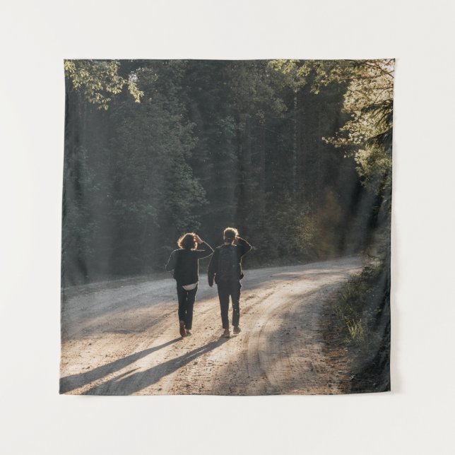 2 Frauen gehen auf der Straße zwischen Bäumen in d Wandteppich (Vorderseite)