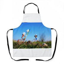 2 Fubby's die een bol krokus planten.