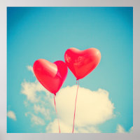 2 Helle, rote Herz gestreifte Ballons schweben nac