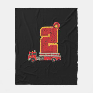 2 Jahre alt Geburtstagskind gibt Feuerwehrmann Fleecedecke