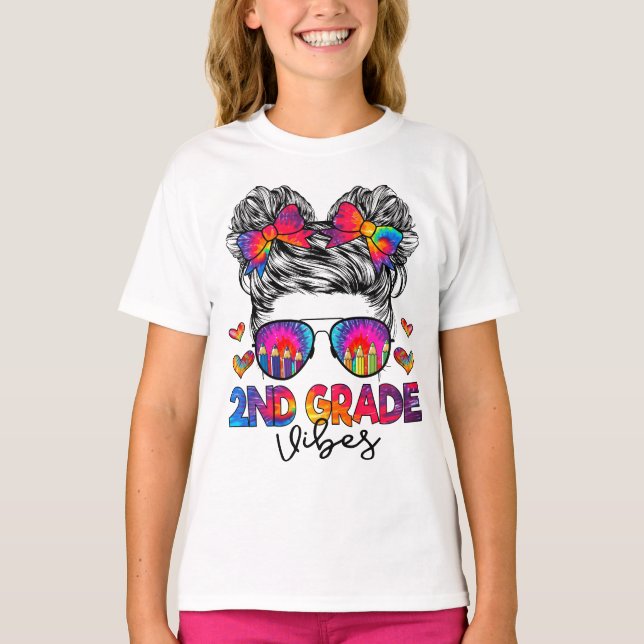 2. Klasse Vibes Messy Bun Girl zweiter Klasse zurü T-Shirt (Vorderseite)