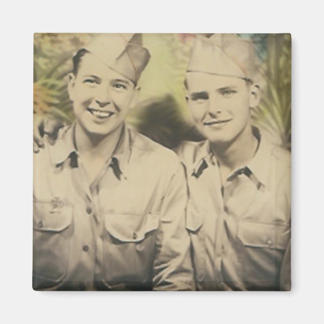 2 Männer im Umarmungmagnet Magnet (Vorne)