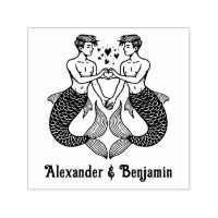2 Mermen, die ein Herz-Zeichen für Hochzeitselname