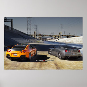 2 Nissan GT-R R35 in im Stadtzentrum gelegenem Los Poster