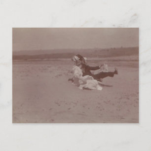 2 Personen am Strand verlieren Hüte Postkarte