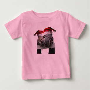 2 Pferde mit Weihnachtsmänteln zu Weihnachten Baby T-shirt