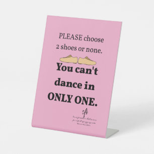 2 Schuhe oder kein helles Rosa Sockelschild