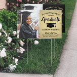2 Side Black Gold Imitate Foil Foto Abschluss Gard Gartenschild<br><div class="desc">Fügen Sie eine personalisierte Touch zu Uni oder High School Abschluss Party Dekorationen mit diesem schwarz-goldfarbenen reversiblen doppelseitigen benutzerdefinierten Foto Rasen Schild. Einfach in Hof platzieren, um Gäste zu empfangen. Das Design auf der Vorderseite ist mit einem vergoldeten Hintergrund aus metallischer Folie, stilvoller moderner Typografie, handgeschriebener Schrift-Kalligraphie und einem Graduiertenbild,...</div>