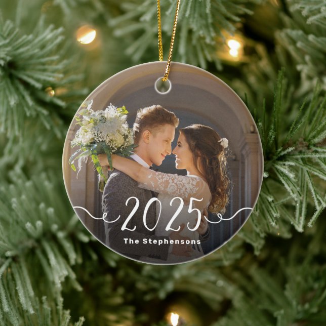 2-Sided 2025 Elegant Script Overlay Double Photo Keramik Ornament (Baum)