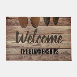 2 Stiefelpaare auf rustikalem Holz nach Maß Fußmatte