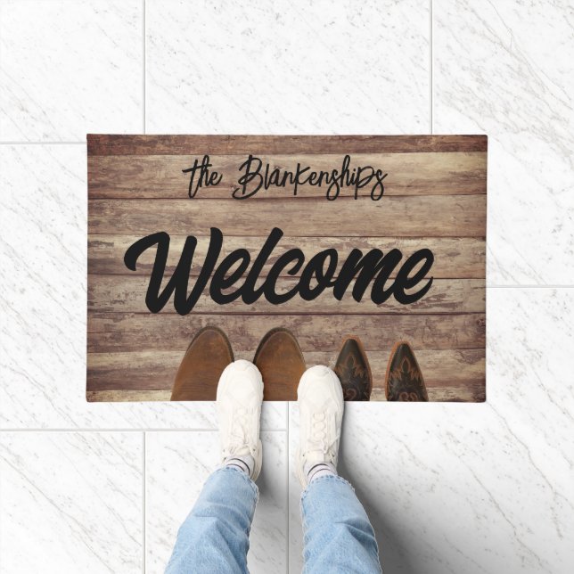 2 Stiefelpaare auf rustikalem Holz nach Maß Fußmatte (Indoor)