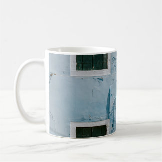 2-stöckiges blaues Betonbauwerk Kaffeetasse