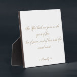 2 Timothy 1:7 Bibelverse Skript Fotoplatte<br><div class="desc">2 Timothy 1:7 Bibel Bibel Verse Script Plaque. "Denn Gott hat uns nicht den Geist der Angst gegeben, sondern des Powers und der Liebe und des gesunden Geistes." Eine wunderschöne Schrift in antiken goldfarbenen Schriftzeichen auf weiß. Der gesamte Text ist anpassbar, sodass Sie ihn durch Ihre bevorzugte Übersetzung ersetzen können,...</div>