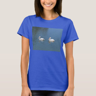 2 weiße Pelikane auf blauem T - Shirt