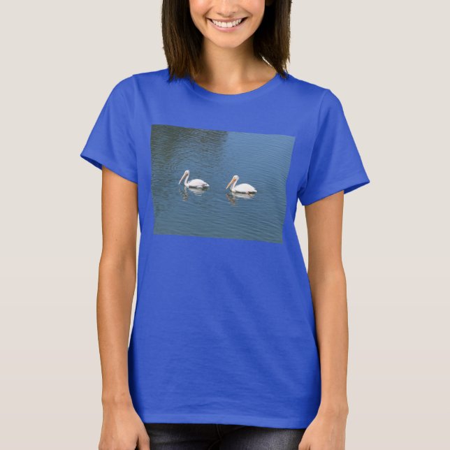 2 Weißpelikane auf blauem T - Shirt (Vorderseite)