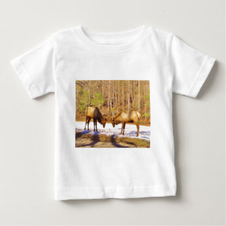 2~ zwei Bull Elk im Schnee Baby T-shirt