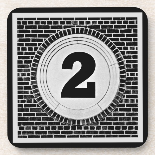 2 Zwei viel zu? In Schwarz und Weiß. Getränkeuntersetzer (Vorderseite)