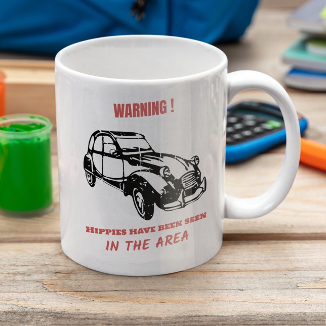 2CV Deux Chevaux Hippie-Warnung Kaffeetasse (2CV Mug in White with a Red Text and Black Deux Chevaux Illustration)